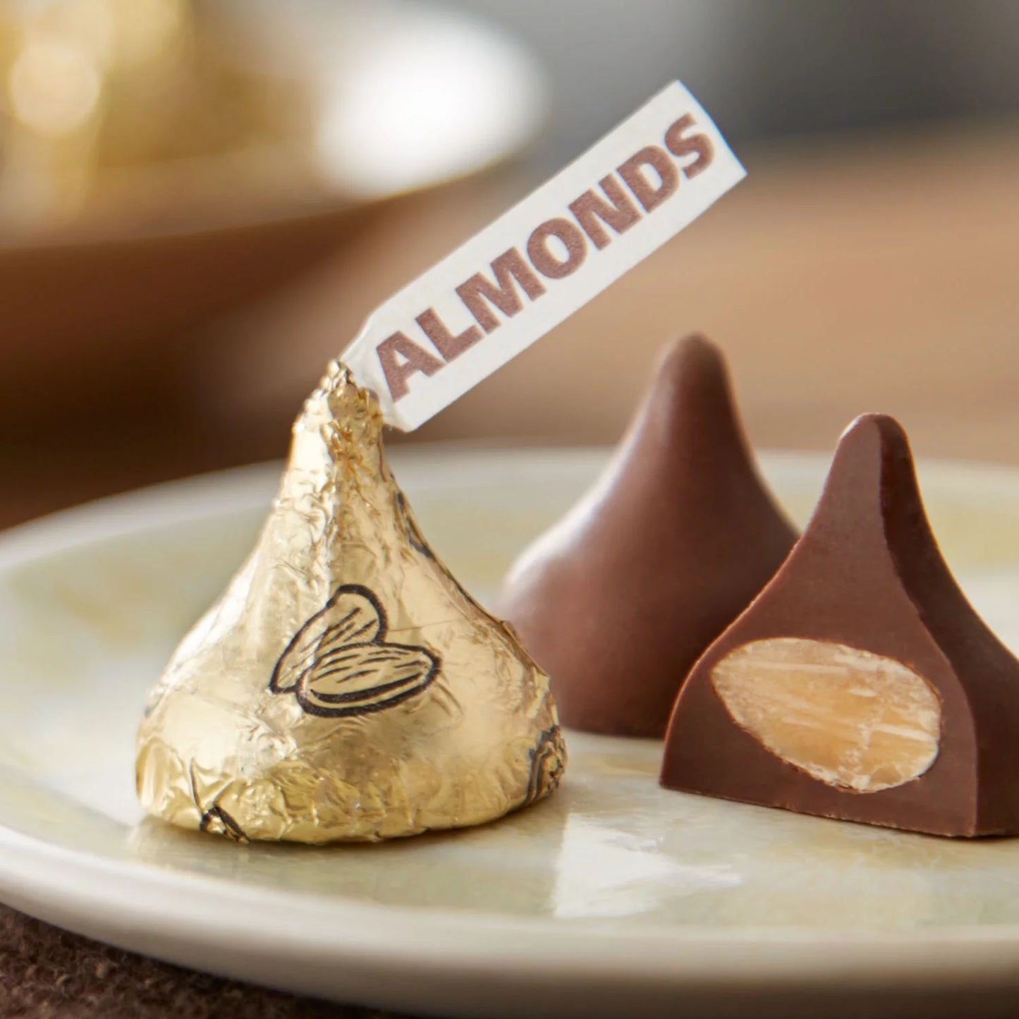 HERSHEY'S KISSES MILK CHOCOLATE WITH ALMONDS 127G